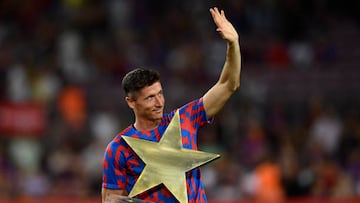 Robert Lewandowski of Barcelona lifts the MVP trophy after the Joan Gamper Trophy, friendly presentation match between FC Barcelona and Pumas UNAM at Spotify Camp Nou on August 7, 2022 in Barcelona, Spain. (Photo by Jose Breton/Pics Action/NurPhoto via Getty Images)