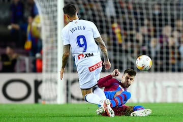 Joselu y Gerard Piqué.