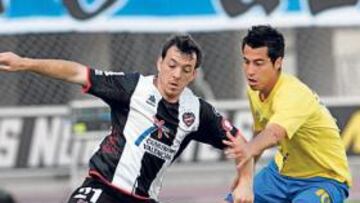 <b>DÍA ACIAGO. </b>Jorge, que no tuvo el sábado su mejor jornada, presiona a Rubén, ejecutor de la Unión Deportiva con el gol que firmó.