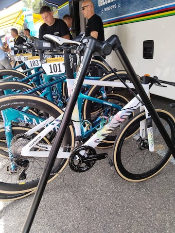 Preparativos antes de la acción en una etapa del Tour de Francia.