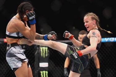 Prochazka brilla en el UFC 275 y somete a Teixeira en la pelea del a?o