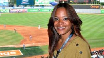 La dominicana Roxy Bonilla es la primera mujer que desde el sonido local presenta a cada bateador en la Serie del Caribe que se desarrolla justamente en su país.