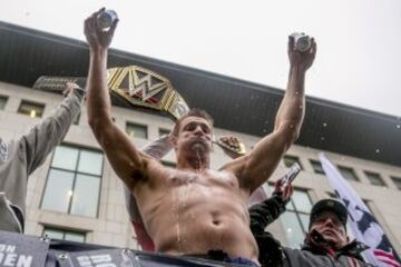 Rob Gronkowski celebra euforicamente la victoria de los Patriots. Estar ausente por lesión en la SuperBowl LI no le amilanó para celebrar a lo grande el título de su equipo.