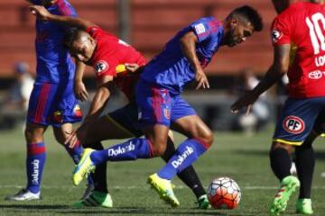 El jugador de Universidad de Chile, Gonzalo Espinoza, derecha, disputa el balon con Pablo Galdames de Union Espaola durante el partido de primera division en el estadio Santa Laura de Santiago, Chile.
