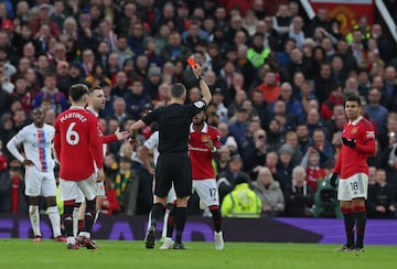 El árbitro Andre Marriner expulsa a Carlos Casemiro por agarrar del cuello a Will Hughes.