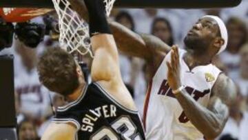 Espectacular tapón de LeBron sobre Tiago Splitter.
