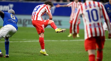 0-1. Centro de Nahuel Molina desde la derecha, el balón da en Álex Baena y se queda muerta en en área del Oviedo. Julián Alvarez, atento, controla, se zafa de Kwasi Sibo y dispara con la izquierda, raso, para superar a Aarón Escandell.