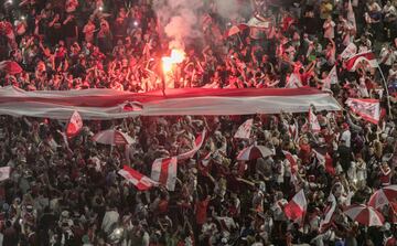 Los aficionados de River celebran el triunfo de su equipo en la Final de la Copa Libertadores ante Boca en la Plaza del Obelisco.