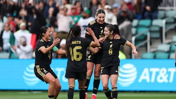 Jugadoras mexicanas festejan un gol contra Jamaica.