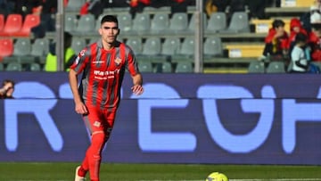 Johan Vásquez en un partido con la Cremonese.