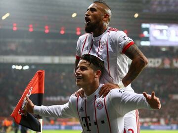 James Rodr&iacute;guez y Arturo Vidal celebrando el golazo del colombiano de tiro libre en la victoria del Bayern M&uacute;nich sobre el Bayer Leverkusen por Bundesliga