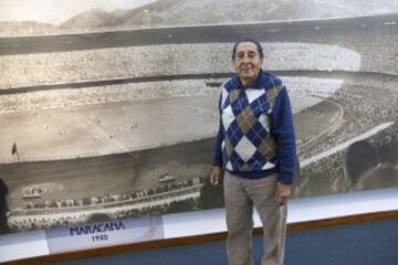 Alcides Ghiggia en el museo del fútbol de Montevideo delante de un mural de la final que jugó en Maracaná en 1950.