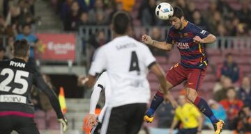 Luis Suárez marca uno de sus cuatro goles en el Barça-Valencia (7-0).