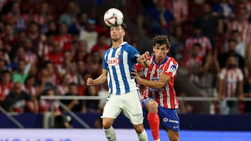 Le Normand en una acción con Puado en el Atlético-Espanyol. Pon un Le Normand en tu vida.