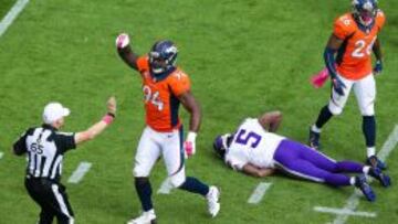 Teddy Bridgewater en el suelo tras recibir un sack de DeMarcus Ware.