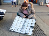 Una mujer vende décimos de cara al Sorteo de El Niño, a 26 de diciembre de 2024, en Madrid (España). Tras la celebración del Sorteo de Navidad, ha comenzado la compra de décimos para el Sorteo de El Niño en las administraciones de lotería. El Sorteo Extraordinario de El Niño, que tendrá lugar el próximo 6 de enero, ha consignado por el momento billetes de lotería por un valor de 118,74 millones de euros en la Comunidad de Madrid. Además, se han expelido 593.691 billetes en la región.
26 DICIEMBRE 2024;RECURSOS;SORTEO;NIÑO;ENERO;LOTERÍA;DÉCIMOS;COLAS;COMPRA
Jesús Hellín / Europa Press
26/12/2024