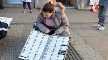 Una mujer vende décimos de cara al Sorteo de El Niño, a 26 de diciembre de 2024, en Madrid (España). Tras la celebración del Sorteo de Navidad, ha comenzado la compra de décimos para el Sorteo de El Niño en las administraciones de lotería. El Sorteo Extraordinario de El Niño, que tendrá lugar el próximo 6 de enero, ha consignado por el momento billetes de lotería por un valor de 118,74 millones de euros en la Comunidad de Madrid. Además, se han expelido 593.691 billetes en la región.
26 DICIEMBRE 2024;RECURSOS;SORTEO;NIÑO;ENERO;LOTERÍA;DÉCIMOS;COLAS;COMPRA
Jesús Hellín / Europa Press
26/12/2024