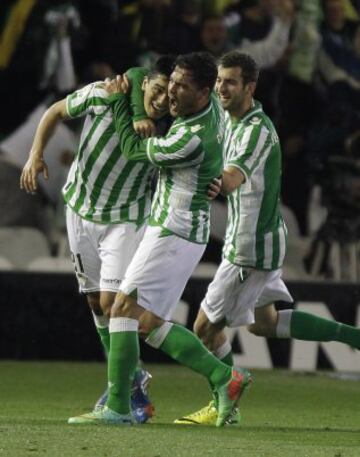 Los jugadores del Betis celebran el gol de Lolo Reyes. 1-0.
