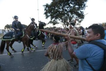 Los pueblos nativos de diferentes tribus de Brasil protestaron contra la política indígena del gobierno y de los costes de la Copa del Mundo de 2014. Los cuerpos de seguridad lanzaron gases lacrimógenos para evitar que los manifestantes se acercaran al estadio Mane Garrincha de Brasilia donde se exhibía la Copa del Mundo. 
