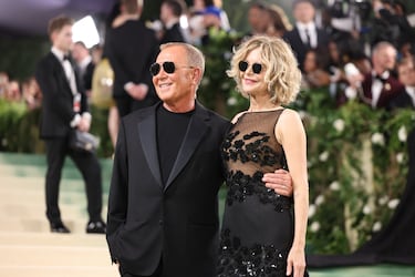 Michael Kors y Meg Ryan posan en la alfombra de la gala MET.