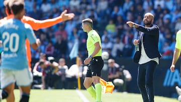 Claudio Giráldez da instrucciones a sus jugadores durante el partido contra el Valencia disputado en Balaídos.