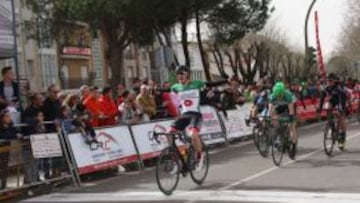 Egoitz Fernández domina el sprint.