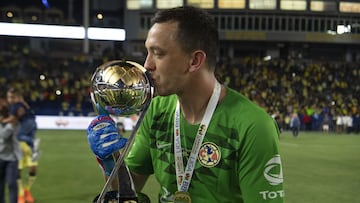 Agustín Marchesín besa el trofeo de Campeón de Campeones de la Liga MX.