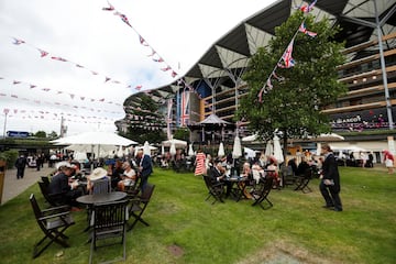 Ascot vuelve lleno de looks extravagantes y mucho glamour