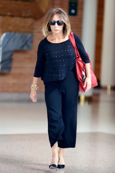 María Patiño a su salida del tanatorio de Tres Cantos.