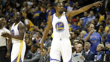 Kevin Durant, con Draymond Green en un partido de pretemporada.