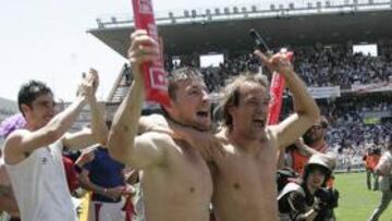 Tito y Carlos festejan el ascenso.