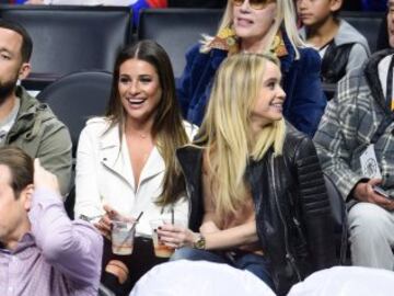 Lea Michele y Becca Tobin, juntas en el Staples.