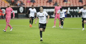 Hat-Trick de penalti de Carlos Soler al anotar el 4-1.















