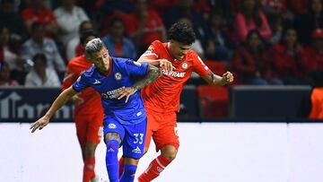 Gonzalo Piovi (L) of Cruz Azul fights for the ball with Maximiliano Araujo (R) of Toluca during the 17th round match between Toluca and Cruz Azul as part of the Torneo Clausura 2024 Liga BBVA MX at Nemesio Diez Stadium on April 27, 2024 in Toluca, Estado de Mexico, Mexico.