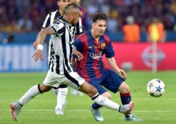 Arturo Vidal entrega un pase ante la marca de Lionel Messi.