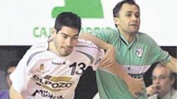 <b>CAMPEÓN. </b>Kike deja atrás a Marquinho ayudándose de la mano.