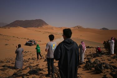 Los espectadores observan al piloto Lucas Moraes y a su copiloto Dennis Zenz compitiendo durante la décima etapa.