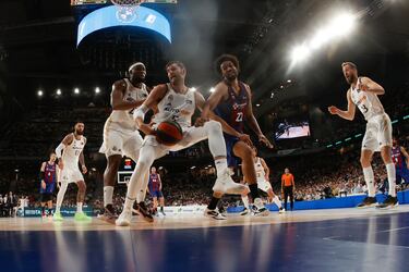 El Madrid vuela: Llull de medio campo, 104 puntos y 2-0