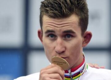 Michal Kwiatkowski besando la medalla de oro