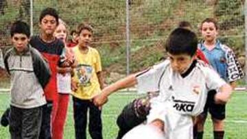 YA FUNCIONAN EN ESPAÑA. El Real Madrid promueve en España escuelas de fútbol a través de la Fundación, especialmente durante el verano. Estar cerca de los chavales es el objetivo.