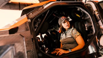 Cristina Gutiérrez, piloto de Dacia Sandriders, antes del inicio del Rally Dakar.