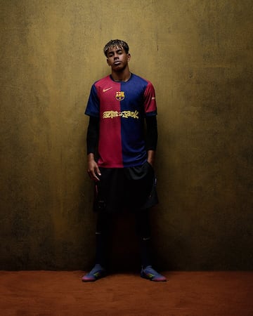 Lamine Yamal con la nueva camiseta del F¨²tbol Club Barcelona que lucir¨¢ durante el Cl¨¢sico del el pr¨®ximo 11 de mayo.