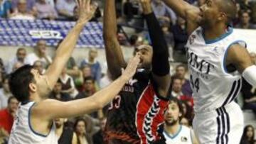 <b>FRENADO EN SECO. </b>Slaughter intenta taponar a Marcus Lewis con Felipe Reyes atento a la ayuda.