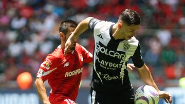 Fabricio Formiliano, del Necaxa, controla un balón en el duelo ante Toluca