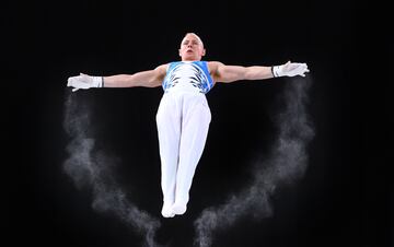 El gimnasta escocés Hamish Carter compite durante la final de la barra horizontal masculina de los Juegos de la Commonwealth de Birmingham 2022. 