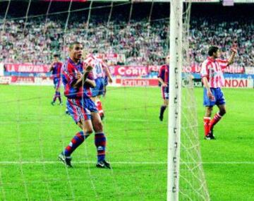 Partido de Liga entre el Atlético de Madrid y el Barcelona. Corte de mangas de Ronaldo.