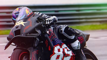 Jorge Martin con la Aprilia de MotoGP durante la pretemporada.