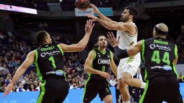 GRAF7322. MADRID, 09/02/2020.- El base argentino del Real Madrid, Facundo Campazzo (2d) junto a de encestar ante la oposici&oacute;n del p&iacute;vot nigeriano del Coosur Real Betis, Obi Enechionyia (2i), el p&iacute;vot jamaicano Jerome Jordan (d) y el alero estadounidense Demetrius Conger (i) durante el partido correspondiente a la Liga ACB en el Wizink Center de Madrid este domingo. EFE/JuanJo Mart&iacute;n