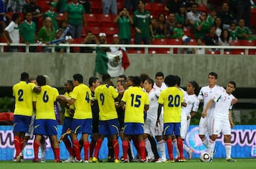 Con Efraín Flores como técnico interino enfrentó a Ecuador y nada salió bien. Christian Benítez (‘1) y Jaime Ayoví (‘59) sentenciaron el 2-1, mientras que el descuento fue un autogol de Luis Checa (‘41). Se vendieron menos de 15 mil boletos y nunca más volvió el Tri mayor.