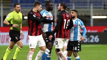 Theo Hern&aacute;ndez y Koulibaly se encaran durante el Milan-N&aacute;poles.